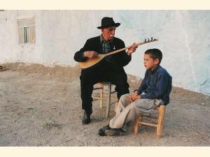 Den lille dreng Osman lytter til landsbyens kloge mand og trubadur Asiks ord og musik.