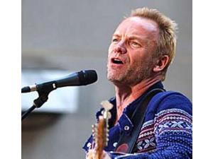 Her synger Sting sin kommentar til Irak-krigen og ikke mindst englændernes rolle i den meget smukke sang "This War"