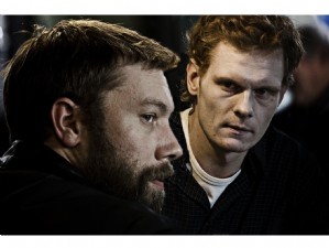 Jakob Cedergren (tv.) og Peter Plaugborg (th.) spiller virkelig godt, hvilket er en af filmens absolutte styrker. Foto: Per Arnesen.