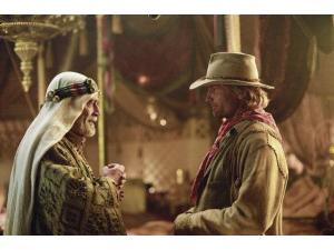 Omar Sharif som rig arabisk sheik (til venstre)