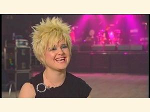 Allerede inden koncerten er Kelly både veloplagt og dedikeret i det korte interview der også er med på dvd'en.