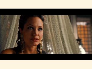 Angelina Jolie som Alexanders mor, Olympias