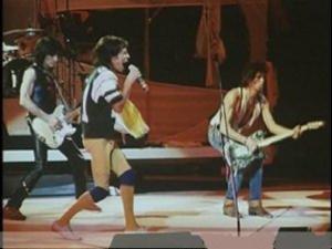 At Rolling Stones havde mange konflikter internt i gruppen på tidspunktet, hvor koncerten blev optaget, er ikke lige til at mærke eller se selvom denne dvd er langt fra den bedste med dem.