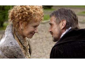 At skulle vælge kun 3 billeder fra denne serie er svært, men lad os starte med et af Elizabeth (Helen Mirren) og hendes store kærlighed Jarlen af Leicester (Jeremy Irons)