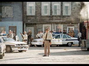 Betjent Krugsby (Bill Pullman) i the final shootout.