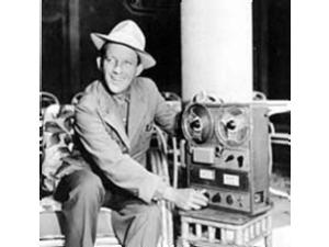 Bing Crosby med den båndoptager, der startede med at optage hans shows rundt omkring, så de kunne transmitteres ud i radioen, kort efter hans optræden.