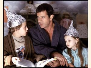 Bo og Morgan tager alle forholdsregler. Sølvpapiret på deres hoveder, forhindrer rumvæsener i at læse deres tanker.