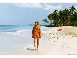 Brenda (Karen Young) ankommer til stranden og "ser" Legba (Ménothy Cesar)