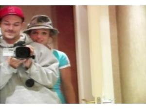 Britney og Kevin lærer at håndtere et kamera.