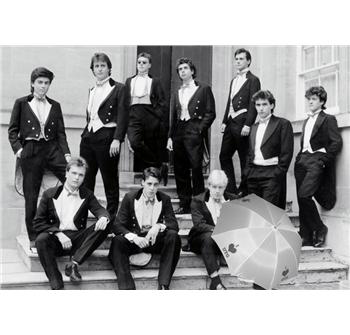 Bullingdon Club. David Cameron bagerste række, anden fra venstre.