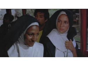Daniels og Brent på flugt forklædt som nonner.