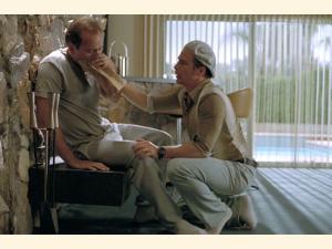 den topprofessionelle svindler Roy (Cage) får et af sine anfald mens makkeren Frankie (Rockwell) forsøger at hjælpe.