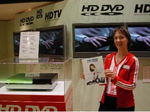 Een af Toshibas repræsentanter ved siden af den kommende HD-XA1 HD-DVD afspiller.