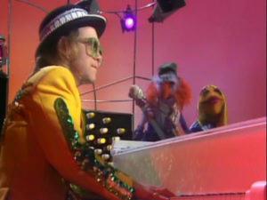 Elton John spiller med The Electric Mayhem.