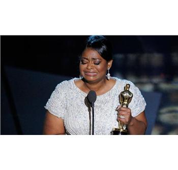 En dybt rørt Octavia Spencer modtager sin Oscar