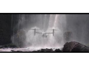En helikopter flyver gennem et vandfald!