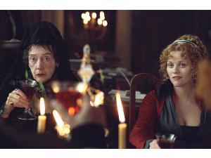 Er den rige gamle hejre Miss Mathilda Crawley (Eileen Atkins) og den fattige Becky Sharp i virkeligheden to alene ud af et stykke?