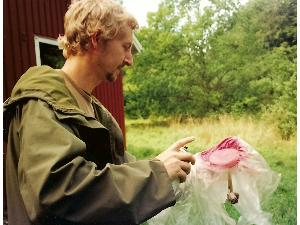 Esben Fløe fra det Århusianske effekt samarbejde: AMOS-FX, fremstiller Røde Fluesvampe til filmen: Noget I Luften.