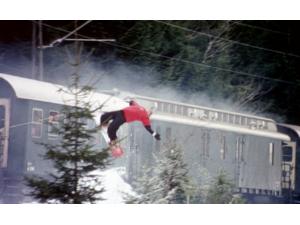 Et farlig manøvre foretages med snowboard