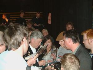 Fanskaren omringede hurtigt David Lynch, der tålmodigt skrev autografer og stillede op til fotografering.
