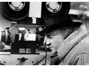 Federico Fellini, en sand mester bag kameraet.