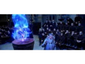 Flammernes pokal med en blå afventende Dumbledore