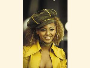 Foxxy Cleopatra spillet af Destiny's Child's Beyoncé Knowles.