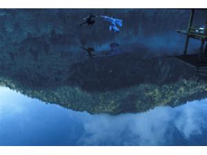 Fra filmens blå sekvens. Navnlø's og Brudt Sværd udkæmper en kamp over en sø i bedste Wu Xia-stil med masser af wire-stunts.