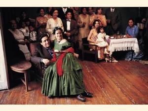 Frida Kahlo (Salma Hayek) skrotter sine planer om aldrig at blive gift, da hun møder maleren Diego (Alfred Molina). Her er de netop blevet gift.
