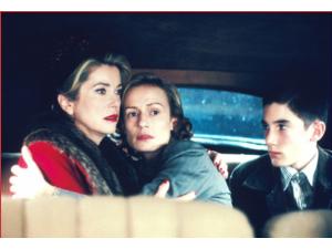 Gabrielle (Catherine Deneuve), Marie og sønnen Seryozka (Erwan Baynaud) - på vej ud af Sovjet?