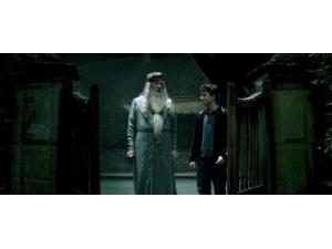 Harry og Dumbledore på farefuld færd imod opdagelsen af Voldemorts hemmelighed. Foto: Sandrew metronone