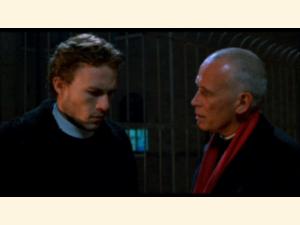 Heath Ledger (t.v.) som Alex Bernier og Peter Weller som kardinal Driscoll