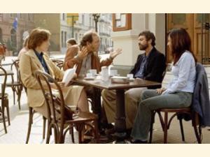 Her ses Emma Thompson, Rubén Blades, Antonio Banderas, María Canal diskuterer politik på den lokale cafe for i næste øjeblik at være bortført. skuespillerne virker ikke særligt engagerede og man fanges aldrig af historierne eller personerne.