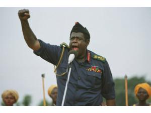 Idi Amin (Forest Whitaker) i en af sine brandtaler. (Foto: SF-Film)