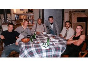 Instruktøren Jeff Probst med pokerspillerne Erik Palladino, Dash Mihok, James Earl Jones, Ryan Reynolds og Matthew Lillard