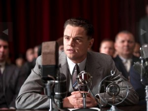 J. Edgar Hoover, Direktøren for FBI, spilles af Leonardo DiCaprio.