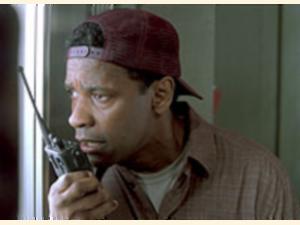 John (Denzel Washington) kommunikerer med politiet over walkie talkie.