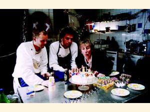 Kokkene fejrer Vuk på hans fødselsdag. Foto-copyright: Alexandra Dahlström