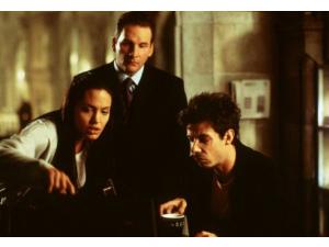 Lara Croft (Angelina Jolie) omgivet af sine trofaste følgere, Hillary (Chris Barrie) og Bryce (Noah Taylor).