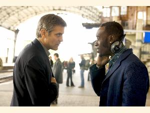 "Ligner jeg en 50-årig?" 43-årige George Clooney med selvværdsproblemer. eftersigende en intern joke, efter en italiener troede Clooney var 50. (Copyright: Sandrew Metronome)