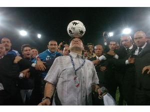Maradona i pressens søgelys.