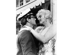 Marilyn og Tony Curtis i "Some like it hot" (59)
