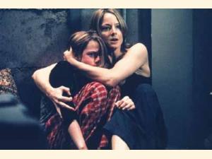 Meg (Jodie Foster) gør alt for at beskytte sin datter (Kristin Stewart).