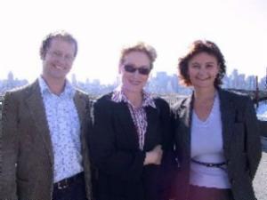 Meryl Streep sammen med tilrettelæggerne Marcus Mandal og Anna von Lowzow i forbindelse med optagelserne i New York. 
(Foto: Jan Weincke) 
