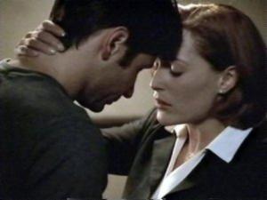 Mulder og Scullys forhold udvikler sig hele serien igennem og kemien mellem dem virker så ægte at man tror på dem, føler med dem når det går godt og lider med dem når det går galt.
