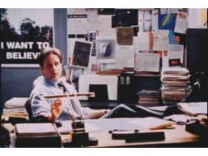 Mulder på sit berømte kælderkontor. Kontoret blev så kendt, at det nu er blevet genskabt på et museum i Hollywood.