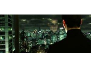 Neo (Keanu Reeves) tager et kig ud i verden for han går i aktion !