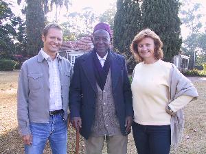 og sammen med Karen Blixens "houseboy" Timbo foran Den Afrikanske Farm