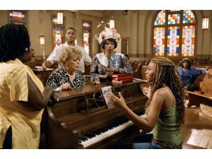 Om klaveret ses fra venstre Angie Stone, Cuba Gooding, Jr., Rue McClanahan, Melba Moore, Beyoncé Knowles og LaTanya Richardson.