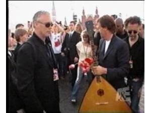 Paul (med en lokal "guitar") & Band mødes med sine fans på gaden inden koncerten på en propfyldt ”Rød Plads” i Moskva.